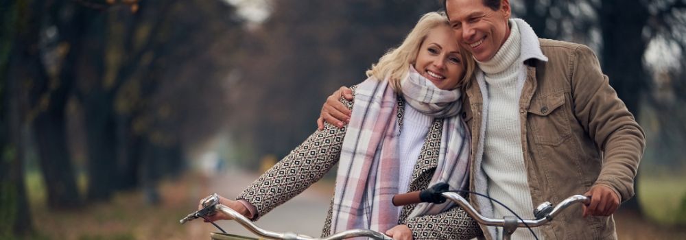 Älteres Paar fährt gemeinsam Fahrrad 