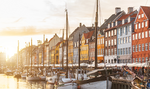 colorful-houses-copenhagen-old-town-sunset_williamperugini_590x350.png