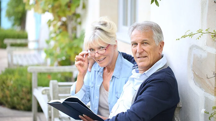 Immobilienverrentung sei Dank: ein glückliches Paar hat eine Sorge weniger.