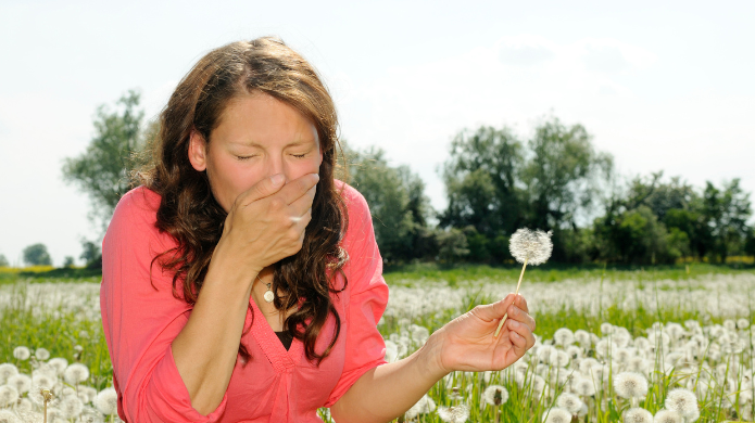 Allergien im Frühling - Frau niest