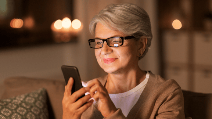Memodio Geächtnis App Eine Dame bedient die memodio Gedächtnis-App am späten Abend mit viel Freude.