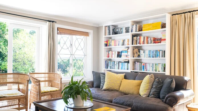 Wohnzimmer einer selbstgenutzten Immobilie – Immobilienverrentung mit Wohn- oder Nießbrauchrecht