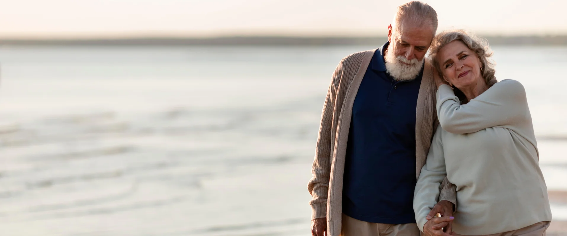 Gut leben mit Inkontinenz Ein älteres Paar am Meer – glücklich trotz Inkontinenz