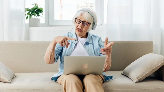 Digital sicher unterwegs: Ältere Dame am Laptop