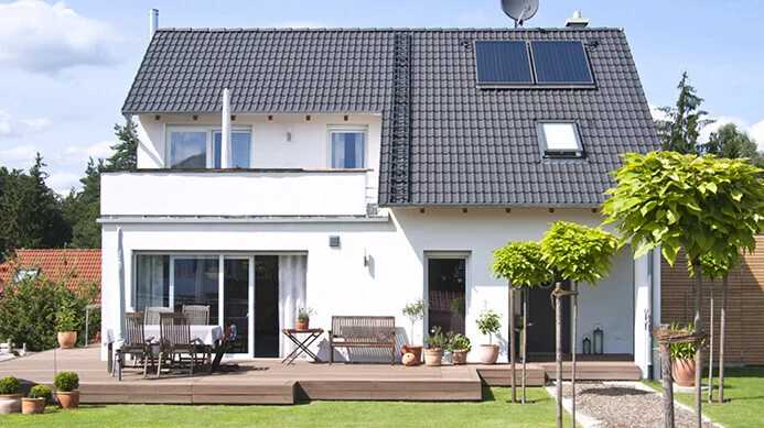 Einfamilienhaus mit Garten, verschiedene Modelle der Immobilienverrentung mit Wohn oder Nießbrauchrecht