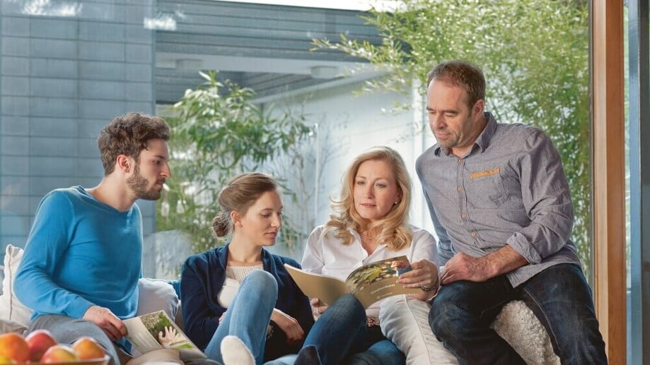 Friedwald - Familie mit Informationsmaterial