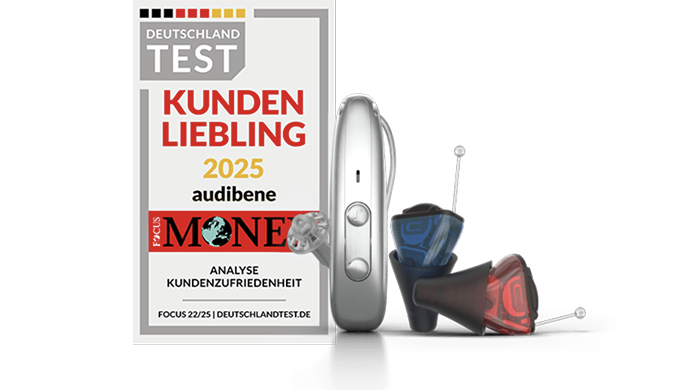 Verschiedene Hörgeräte neben der Auszeichnung „Kundenliebling 2025“.