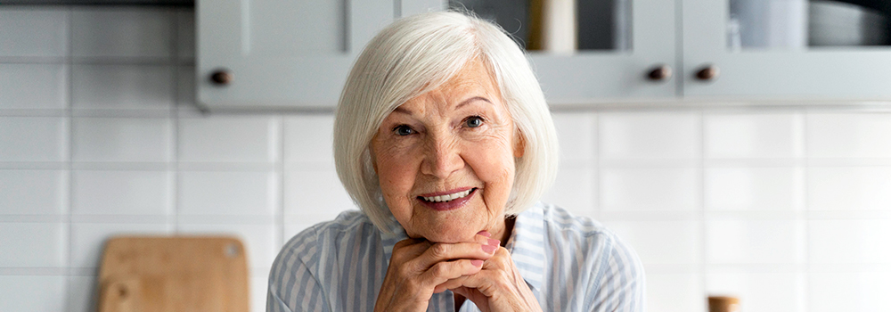 Ältere Frau, Küchenzeile im Hintergrund ©Freepik.com