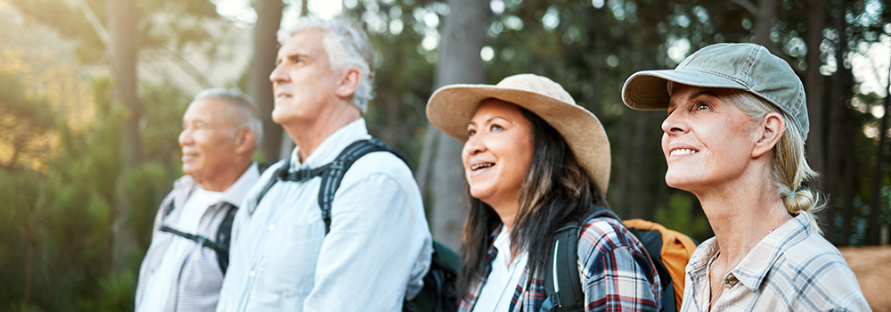Auf einer Singlereise für Senioren mit netten Menschen verreisen ©YuriArcursPeopleimages | Freepik.com
