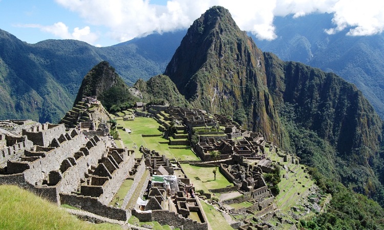 Blick aus der Luft auf Machu Picchu, einem beliebten Reiseziel in dem südamerikanischen Land Peru. 