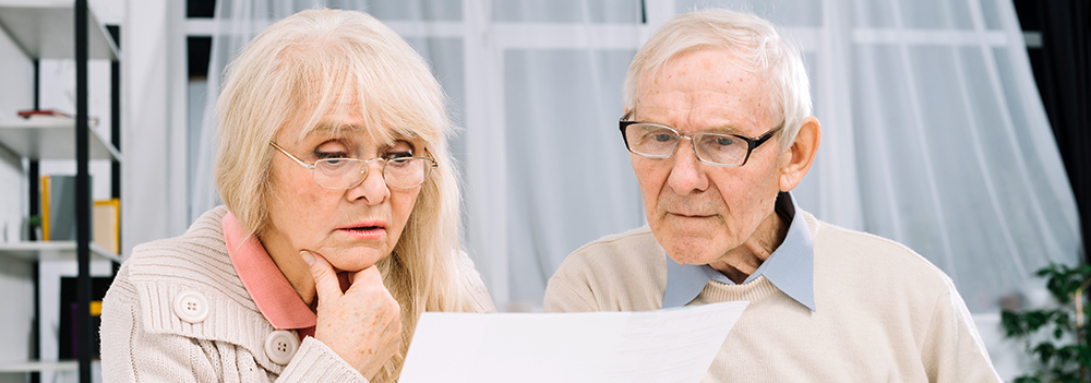 Älteres Paar möchte Antrag auf Pflegeleistungen stellen