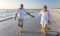 Älteres Paar umarmt sich am Strand - Blasenschwäche.