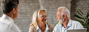 Älteres Paar lässt sich über die private Rentenversicherung im Alter beraten