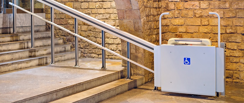 Mit einem Treppenlift können sich körperlich Eingeschränkte unabhängig in den eigenen vier Wänden bewegen. 