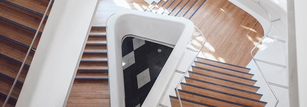 Mit einem Treppenlift können sich körperlich eingeschränkte Personen selbstständig in ihrem Zuhause bewegen.