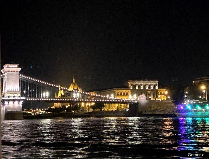 Freiheitsbrücke Budapest.JPG