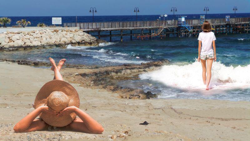 2 Frauen am Strand in Zypern.jpg