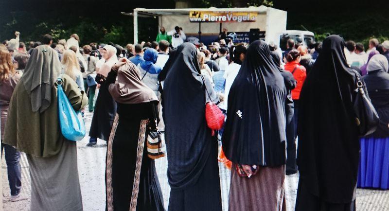 Islam - Frauenkleider mit Kopftuch.JPG