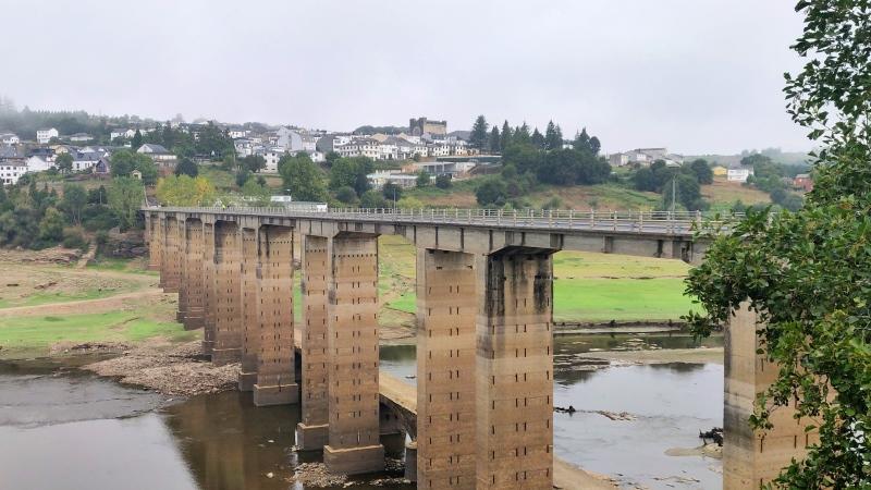 Portomarin Brücke über den Miño.jpg