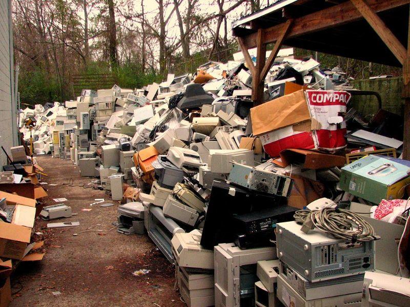 1024px-Electronic_waste.jpg