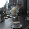 Cappuccino im Galestro, Kölner HBF, draußen sitzt Götz Alsmann
