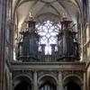 Veitsdom, oben barocke Orgel, darunter neuklassizistische Orgel