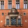 Rathaus, schmückendes Fenster mit Wappen, Prag