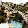 Natursteinbrücke über die Ardèche in Südfrankreich