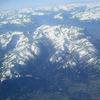 Blick aus dem Flugzeug auf Wolken oder Schweizer Berge ?