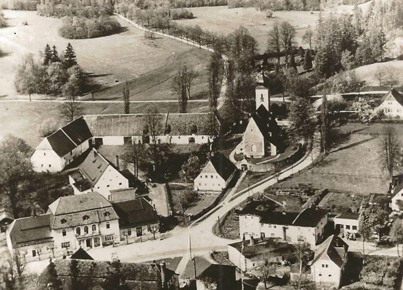 1980 Stonsdorf Kirche, vorne links die Brauerei, im Hintergrund der Weg nach Bad Warmbunn.jpg