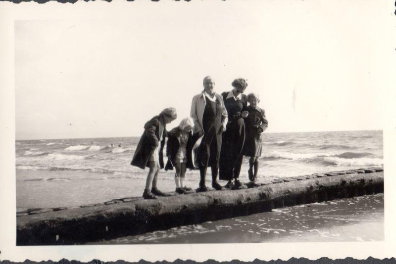 Foto 27 Borkum 1951 alle Frauen auf der Buhne.jpg