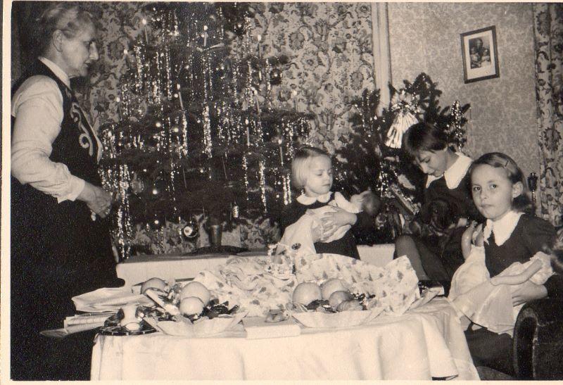 Foto 82 Omas prüfender Blick, ob ihre Enkelinnen auch alle zufrieden sind 1951.jpg