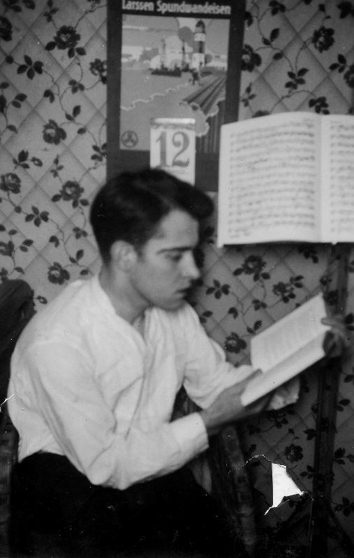 der 14-jährige Karl bei seinem Violinstudium 037-sw.jpg