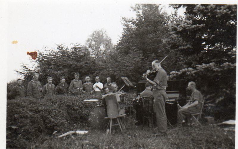 und Zuschauer beim Soldaten-Konzert 1941.jpg