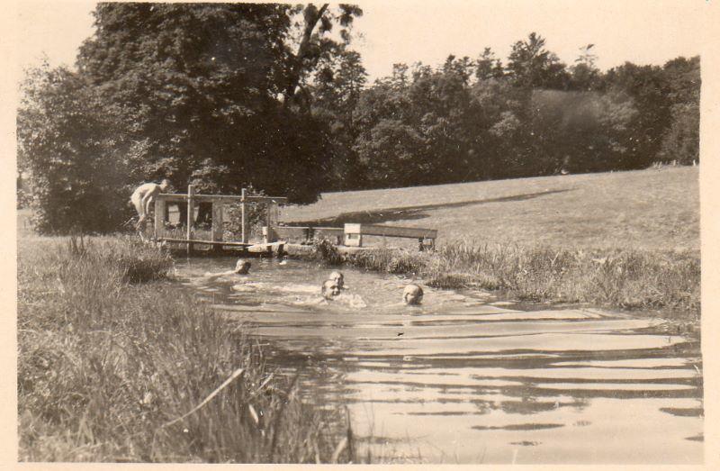 gebadet wurde in fließenden Gewässern im heißen Sommer 1941.jpg