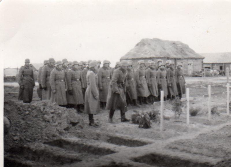 Russland 1941 Kameraden erweisen den letzten Dienst.jpg