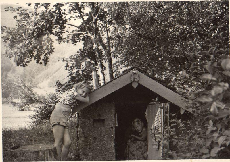 Foto 103 ...dazu ein Kinderhäuschen für Gitta und Uschi an der Ache 1952.jpg