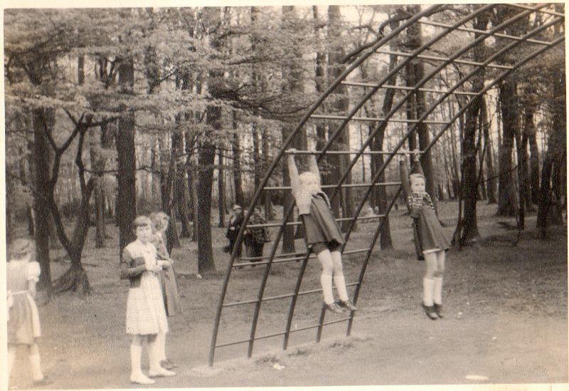 Foto 94 danach turnen am Klettergerüst Internat Handorf 1952.jpg