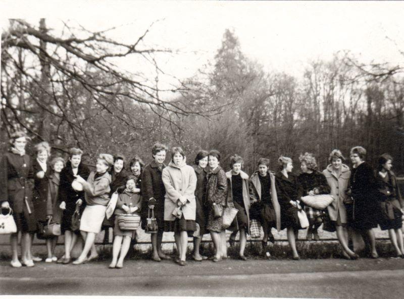 Foto 12  1959 nahe Hermanns-Denkmal Mechthild, Marianne, Anne, Irmgard, Herma, Irmgard, Käthe, Uschi, Gabi, Karin, Daggi, Doris, Karin Ruth, Ilma, Elke, Gabi.jpg