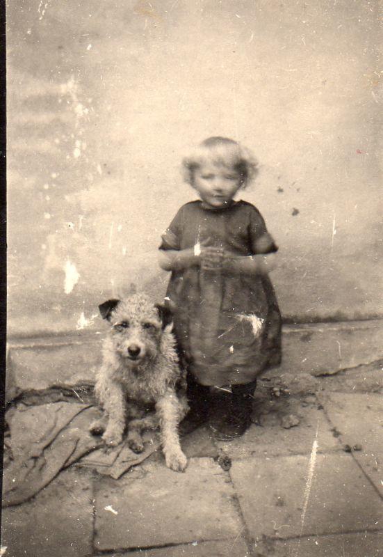 Anne 1942 oder 1943 mit Hund.jpg