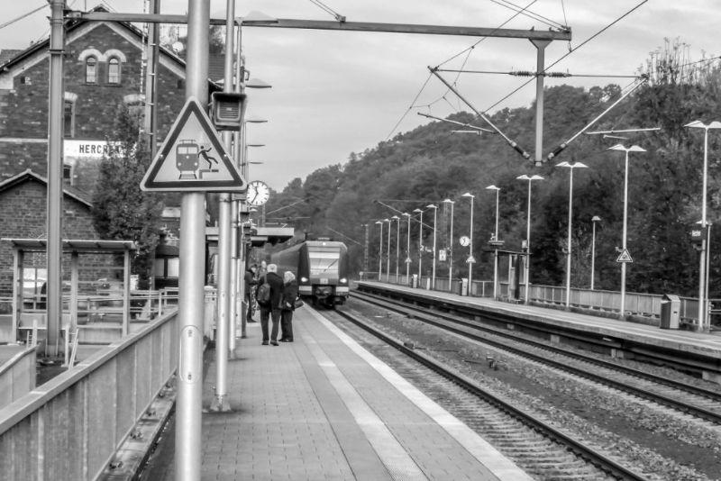 16 Bahnhof-mit-Reisenden-SAM_5816-1024x683.jpg