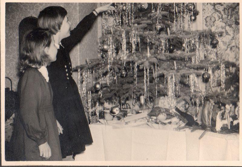 Foto 80 Große Schwester Anne zeigt auf den Weihnachtsengel an der Christbaumspitze 1951.jpg