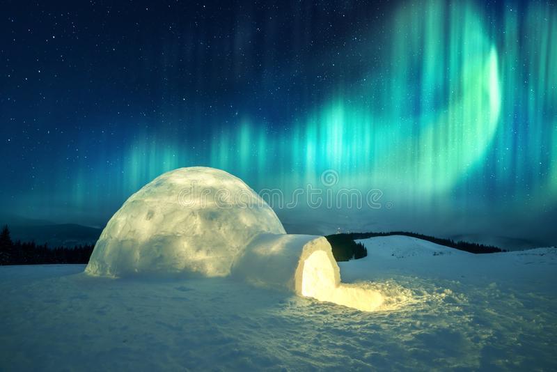 winterliche-szene-mit-glühenden-polarlichtern-und-schneebedecktem-iglu-aurora-borealis-nordlichter-den-winterbergen-139776929.jpg