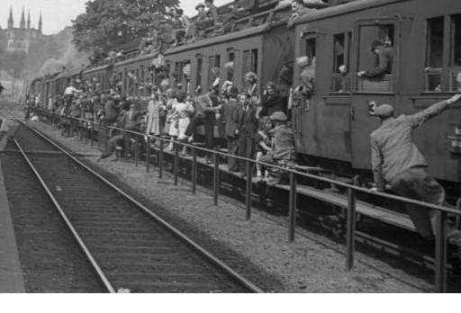 Bundesarchiv_B_145_Bild-F080295-0003_Bahnhof_Remagen_Hamsterfahrten (2).jpg