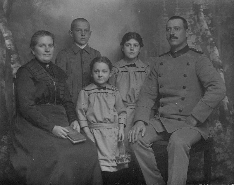 Fam. Hermann Petri 1916.jpg