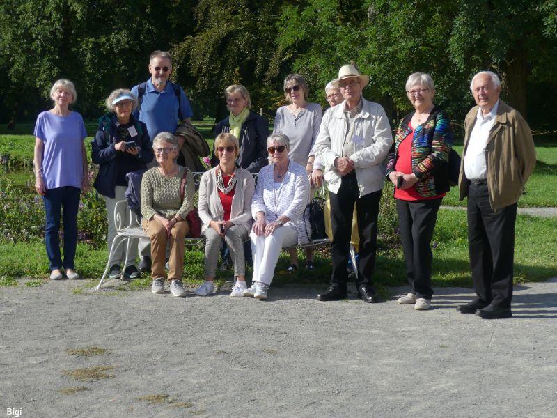 Gruppenbild im Park Schloss Fasanerie 28.09.2023-Bigi.jpeg