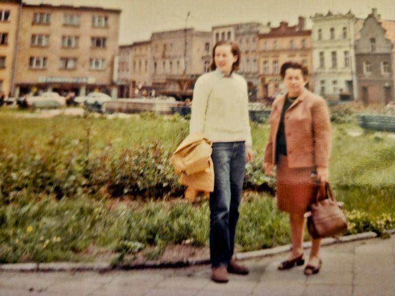 Mutter & Tochter Marktplatz Stara Gora 1969.jpg