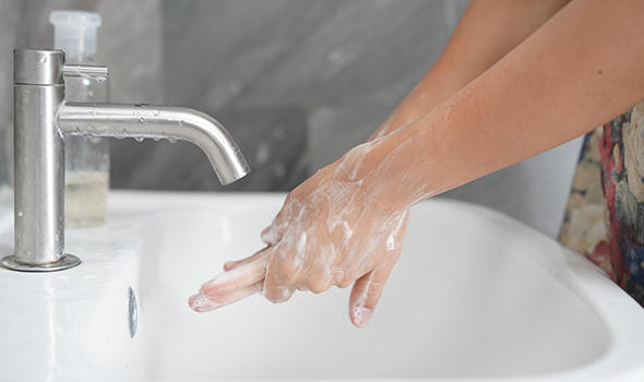 Freepik_senior-woman-wash-hands-in-the-sink_biancoblue.jpg