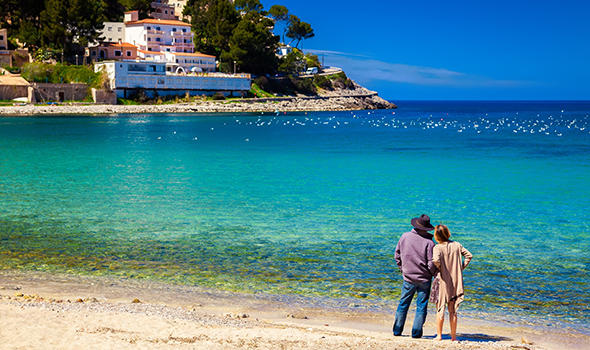 Freepik_couple-standing-at-the-beach-in-mallorca_anita_bonita7.jpg