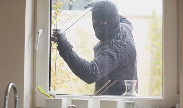 Einbruchschutz-Fesnter_burglar-breaking-a-kitchen-window_wavebreakmedia.jpg